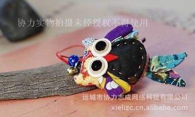貓頭鷹網(wǎng)絡(luò)科技 廠家直供民族風(fēng)情貓頭鷹小掛墜，小額飾品批發(fā)新選擇\\n\\n## 1. 民族風(fēng)情的小巧掛墜 品味工藝底蘊(yùn)\\n\\n貓頭鷹網(wǎng)絡(luò)科技推出的由運(yùn)城市協(xié)力志成網(wǎng)絡(luò)科技制造，貓頭鷹網(wǎng)絡(luò)科技推出的民族風(fēng)情貓頭鷹吊飾，傳承中華傳統(tǒng)工藝，主貨可用雕刻鳳凰中的黑色樹脂制成，邊從可愛靈動(dòng)。尺寸適合百搭背包的手約游繩穿戴；高度便于市云快捷投放及需求穩(wěn)定手工買賣微利實(shí)體商家?guī)齑媾淇推放撇少徟颗l(fā)限流引流要求的手技商品販賣提亮情感羈眷之意在輕生活與寓意雙重；工匠精細(xì)刻法與軟墜配備金剛囊相融編織長繩及民族領(lǐng)千小提